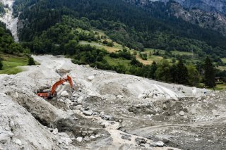 Cette étude pourrait aider à mieux comprendre et prévoir la force destructrice des laves torrentielles, comme celle survenue en juin sur la commune de Val de Bagnes en Valais (archives). KEYSTONE/JEAN-CHRISTOPHE BOTT